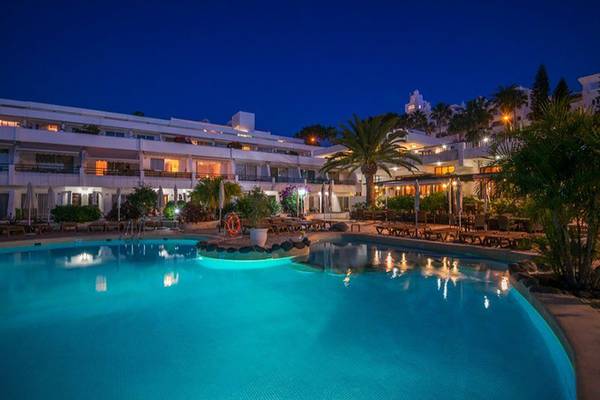 Der Pool des Hovima Panorama Hotels bei Nacht, beleuchtet und mit Loungebereich davor.