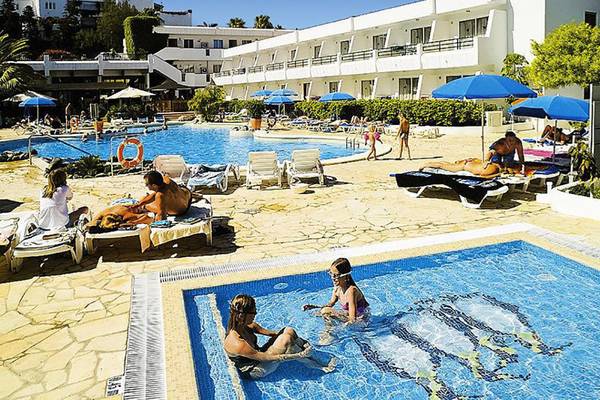 Gäste entspannen sich am Poolbereich des Hovima Panorama Hotels.