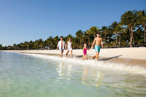 Familie am Strand vor dem Barcelo Maya Grand Resort