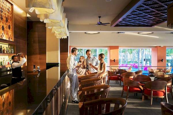 Gruppe von Gästen an der Bar des Barcelo Maya Grand Resort Hotels