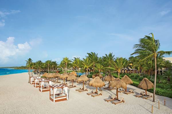 Strand mit vielen Strohhütten am Dreams Tulum Resort und Spa