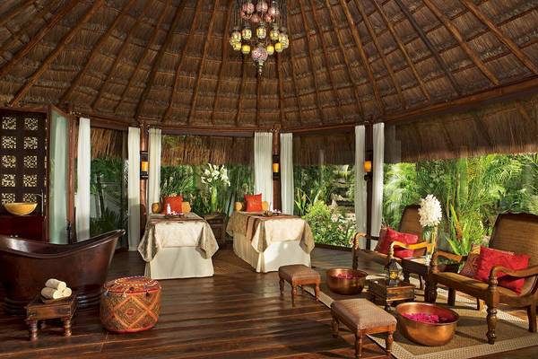 Innenbereich einer Hütte mit Massagebetten und Badewanne im Dreams Tulum Resort & Spa