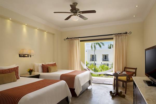 Zweibettzimmer im Dreams Tulum Resort & Spa mit zwei Betten, einem Balkon und einem Fernseher.