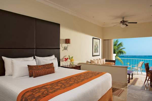 Zimmer im Dreams Tulum Resort & Spa mit Meerblick, Bett, Balkon und Wohnzimmer