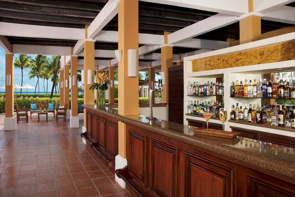 Die Bar im Dreams Tulum Resort & Spa mit Blick auf die Lounge und den Ozean.