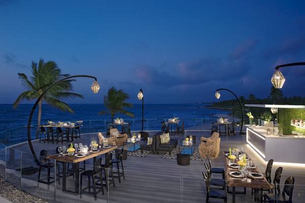 Abendessen auf einer Terrasse im Dreams Tulum Resort & Spa mit Blick auf das Meer.
