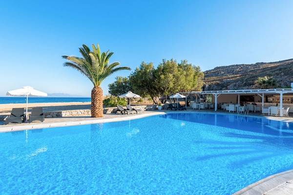 Außenpool des Sunrise Mykonos Hotels mit Sonnenliegen und Sonnenschirmen am Strand