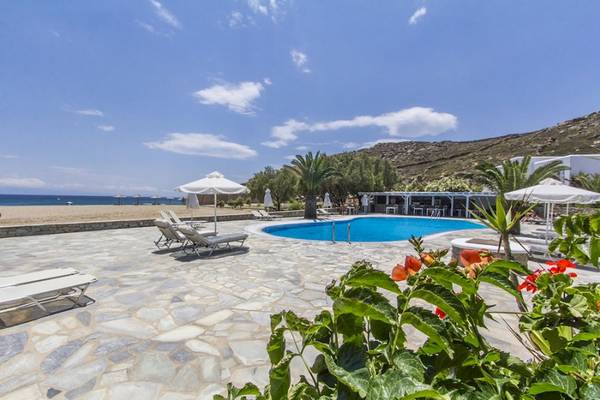 Außenpoolbereich des Sunrise Mykonos Hotels mit Loungestühlen und Sonnenschirmen