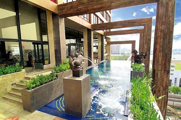 Pool mit Wasserskulpturen und Holzrahmen im Siam@Siam Design Hotel Bangkok