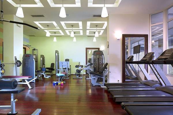 Fitnesscenter im Minoa Palace Resort & Spa mit Laufbändern, Hanteln und anderen Trainingsgeräten