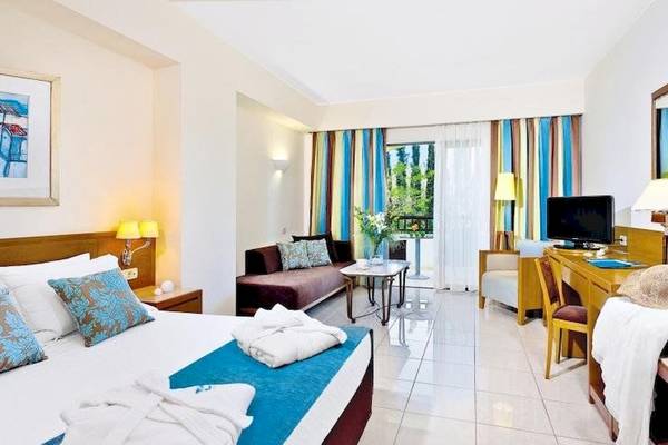 Hotelzimmer im Minoa Palace Resort & Spa mit Bett, Sofa und Schreibtisch