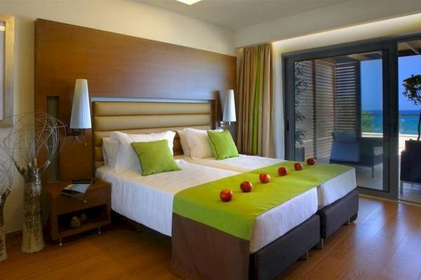 Doppelbettzimmer im Minoa Palace Resort & Spa mit Meerblick und modernen Möbeln.