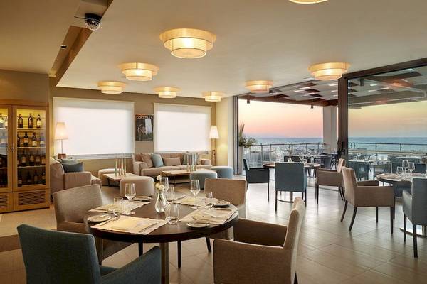Innenbereich des Minoa Palace Resort & Spa mit Restaurantbereich und Meerblick.