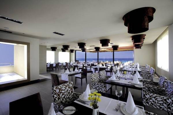Innenansicht des Restaurants im Minoa Palace Resort & Spa mit Blick auf das Meer.