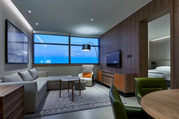Wohnzimmer im Mysk Al Mouj Hotel mit Blick auf das Meer