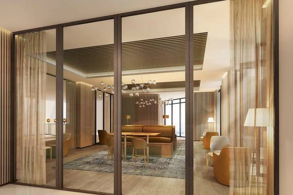 Inneneinrichtung des Mysk Al Mouj Hotels mit Glaswänden, Möbeln und Lampen.