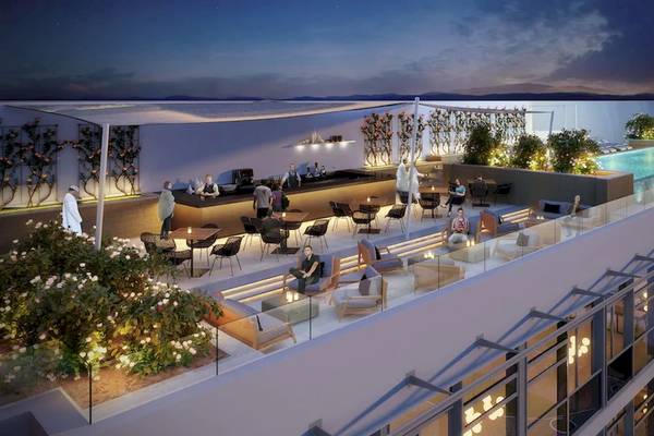 Mysk Al Mouj Dachterrasse mit Pool und Gästen bei Nacht