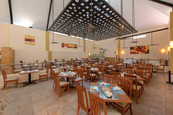 Innenansicht des Viva Azteca by Wyndham Hotelrestaurants mit gedeckten Tischen und Stühlen.