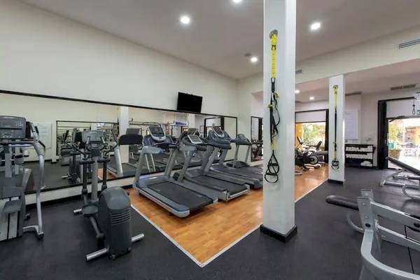 Fitnessstudio im Viva Azteca by Wyndham Hotel mit Laufbändern und Kraftgeräten.