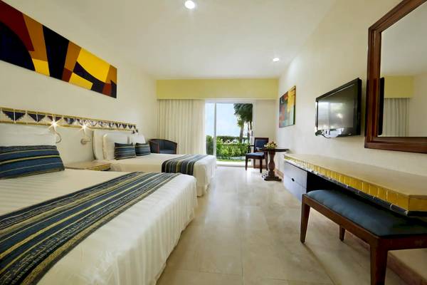 Doppelbettzimmer im Viva Azteca by Wyndham Hotel mit Außenterrasse.