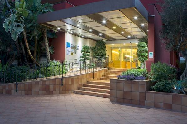 Eingang des Universal Hotel Neptuno mit Treppen und Pflanzen