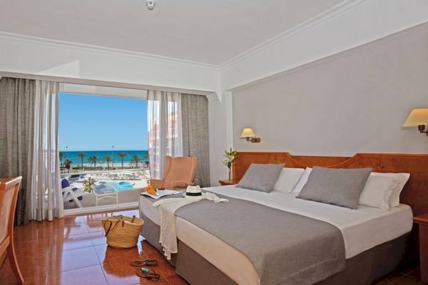 Doppelzimmer im Universal Hotel Neptuno mit Blick auf den Strand und das Meer