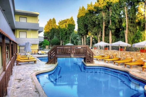 Außenbereich des Sunny Days Hotels mit Pool, Sonnenliegen und Sonnenschirmen