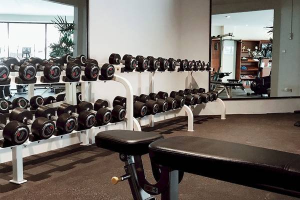 Fitnessstudio im Dewa Phuket Resort & Villas mit vielen Hanteln und Trainingsgeräten.