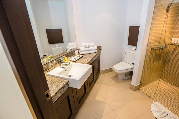 Badezimmer im Dewa Phuket Resort & Villas mit Waschbecken, Toilette und Dusche.