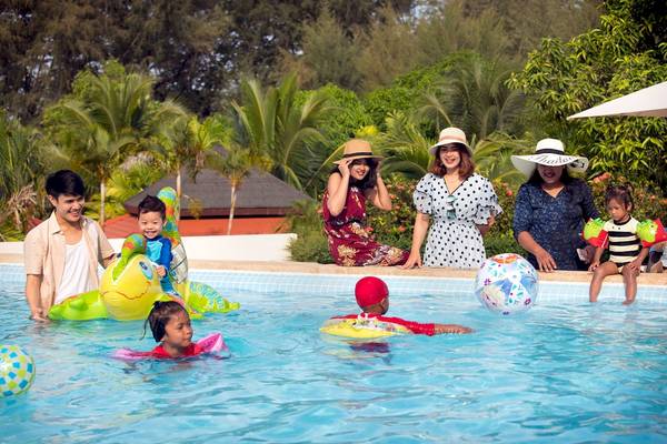 Familie im Pool des Dewa Phuket Resort & Villas, alle genießen den Spaß