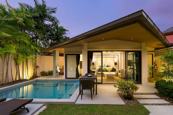 Außenbereich des Dewa Phuket Resort & Villas mit Pool und Terrasse