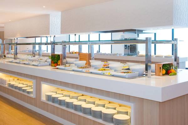 Buffetbereich im Iberostar Founty Beach Hotel mit vielen Speisen und Geschirr.