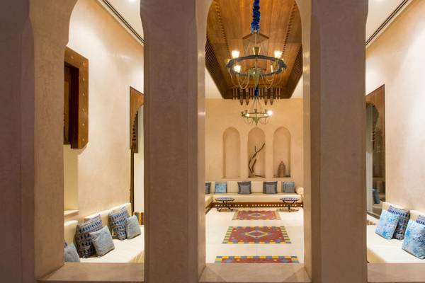 Innenbereich des Iberostar Founty Beach Hotels mit Sofas, Tisch, Kronleuchter und Teppich.