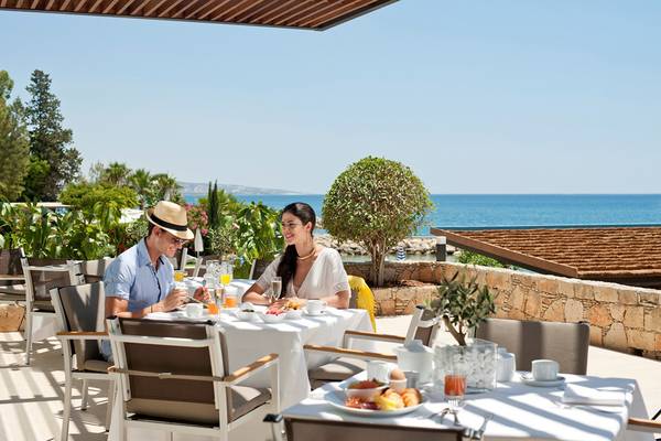 Frühstück auf der Terrasse des Royal Apollonia Beach Hotel mit Blick auf das Meer.