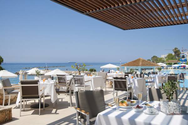 Restaurant im Freien des Royal Apollonia Beach Hotel mit Blick auf das Meer