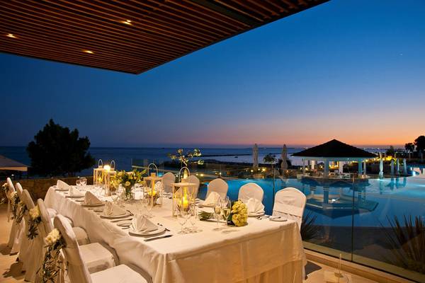 Abendessen auf der Terrasse des Royal Apollonia Beach Hotels mit Blick auf den Pool und das Meer.