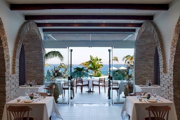 Innenansicht des Restaurants im Royal Apollonia Beach Hotel mit Blick auf das Meer.