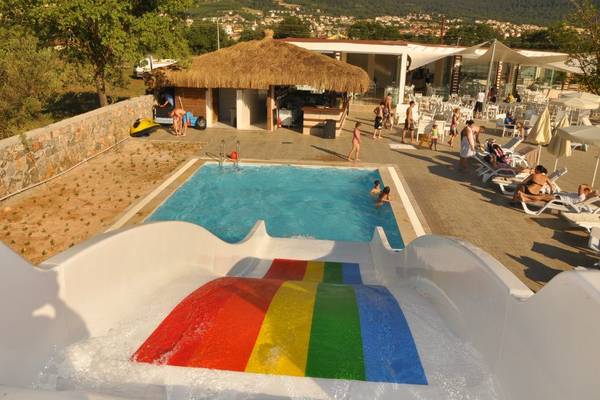 Luftaufnahme des Swimmingpools und Wasserrutsche im Sahra Su Holiday Village & Spa
