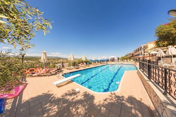 Außenpool des Zante Palace Hotels mit Sonnenliegen und Sonnenschirmen