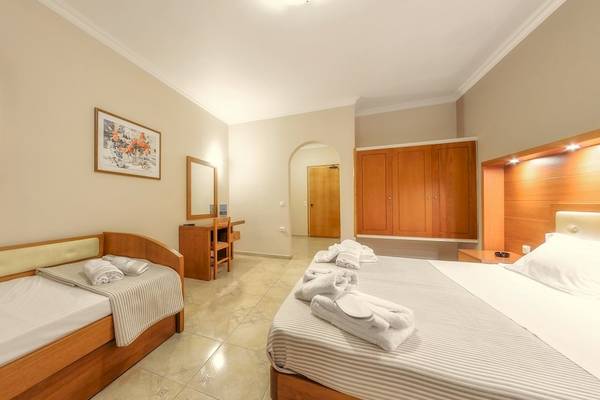 Innenansicht eines Hotelzimmers im Zante Palace mit zwei Betten, Schreibtisch und Kleiderschrank.