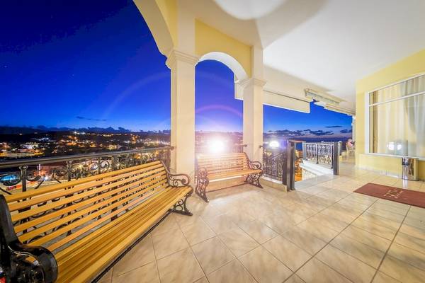 Abendterrasse im Zante Palace mit Blick auf die Stadtbeleuchtung.