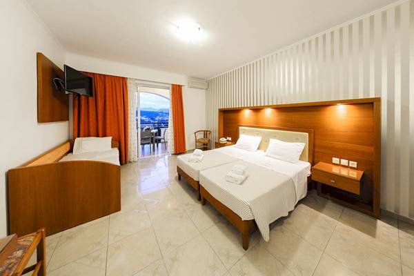 Doppelzimmer im Zante Palace Hotel mit zwei Betten, Fernseher und Balkon.
