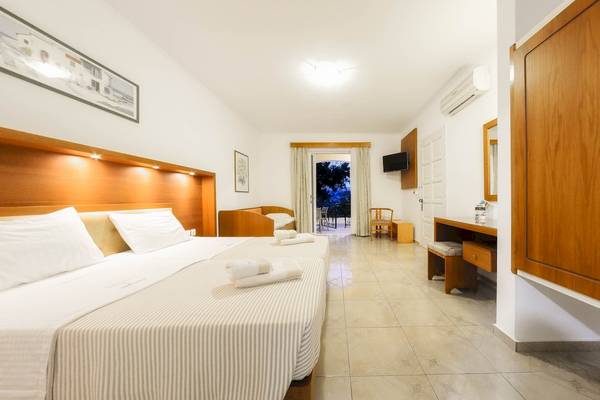 Das Zimmer im Zante Palace Hotel mit zwei Betten, einem Sofa und einem Balkon.