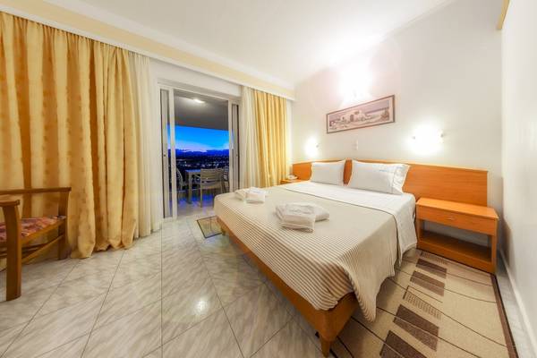 Hotelzimmer des Zante Palace mit Balkon und Blick auf die Stadt.