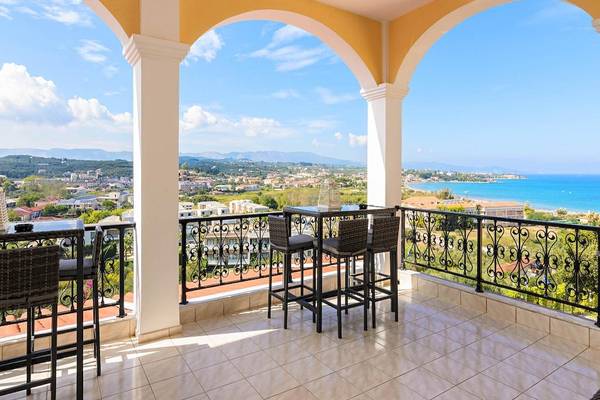 Aussicht von der Balkon des Zante Palace Hotels mit Tischen und Stühlen.