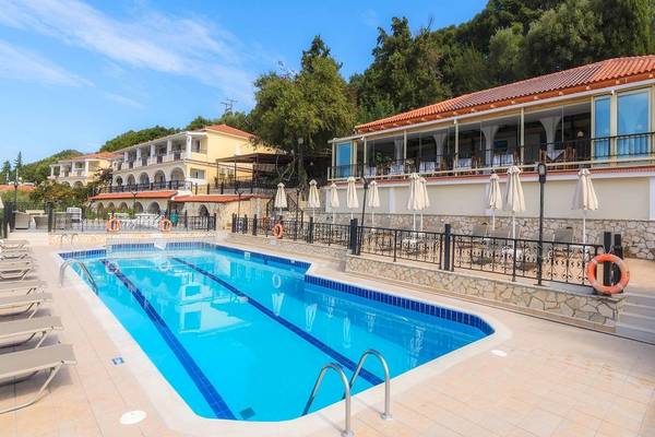 Außenpool des Zante Palace Hotels mit Sonnenliegen und Sonnenschirmen