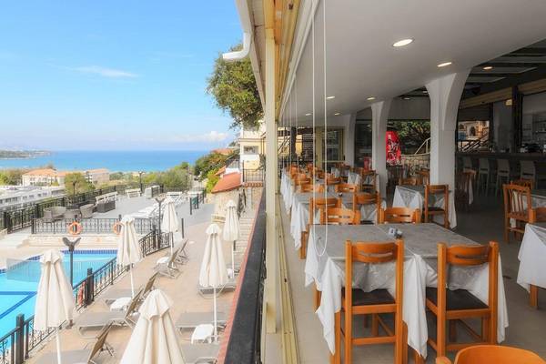 Hotelterrasse des Zante Palace mit Blick auf das Meer und den Poolbereich.