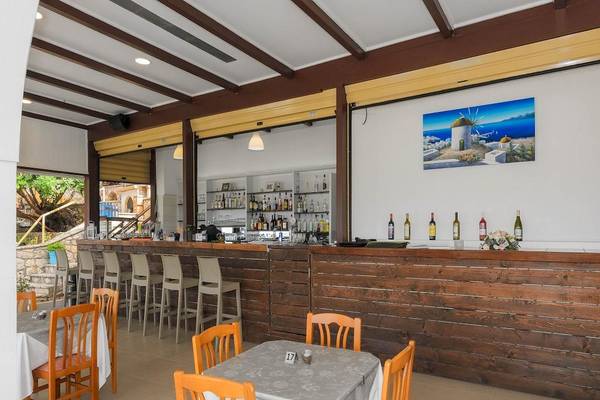 Innenansicht der Bar im Zante Palace Hotel mit Holztheke und Tischen.