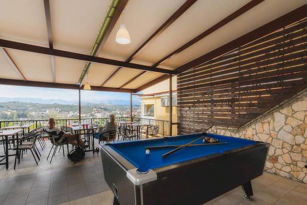 Terrasse mit Pooltisch im Zante Palace Hotel, Gäste sitzen an Tischen