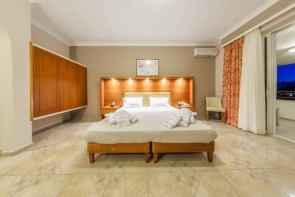 Doppelbett-Zimmer im Zante Palace Hotel mit bequemen Betten und moderner Einrichtung.